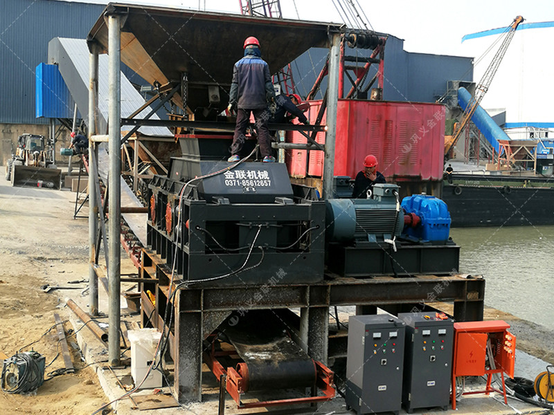 大型連軸式對(duì)輥破碎機(jī)安裝現(xiàn)場