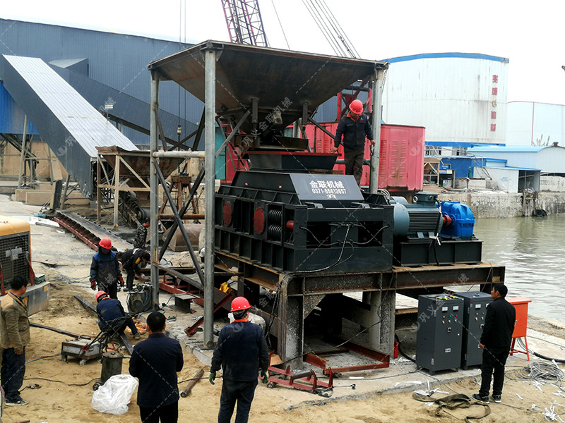 大型連軸式對(duì)輥破碎機(jī)安裝現(xiàn)場