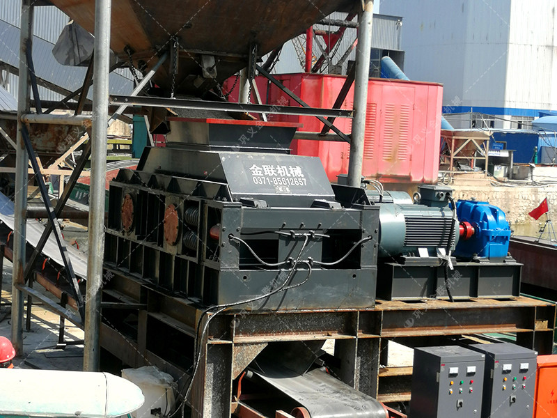 大型連軸式對(duì)輥破碎機(jī)安裝現(xiàn)場